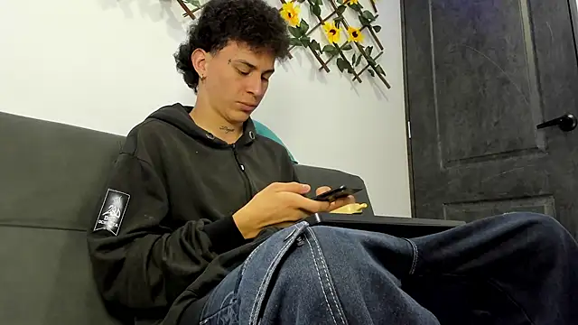 Snapshot of Maxxx_bigcockx chatting on February 22, 2:25 am Maxxx bigcockx online show from February 22, 2:25 am