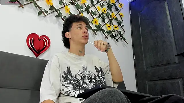 Snapshot of Maxxx_bigcockx chatting on February 18, 1:14 am Maxxx bigcockx online show from February 18, 1:14 am