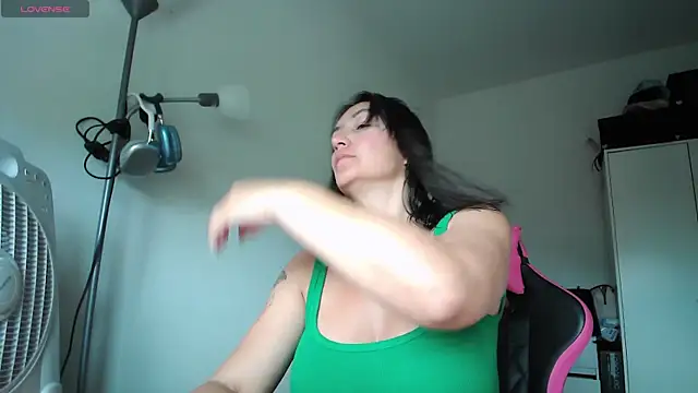 Snapshot of Yulian_Milf chatting on May 30, 4:01 pm Yulian Milf online show from May 30, 4:01 pm