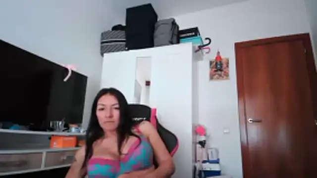 Snapshot of Yulian_Milf chatting on February 11, 2:06 pm Yulian Milf online show from February 11, 2:06 pm