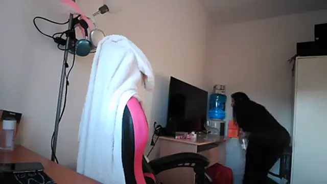 Snapshot of Yulian_Milf chatting on February 26, 4:51 pm Yulian Milf online show from February 26, 4:51 pm