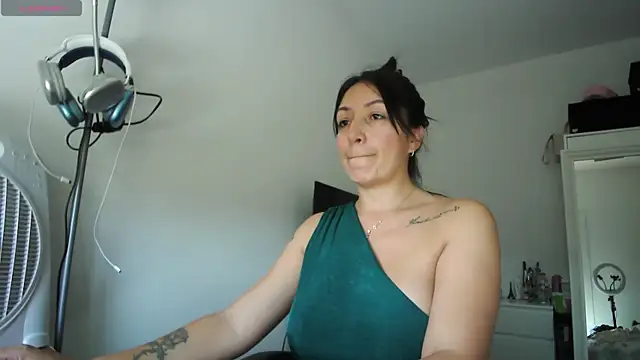 Snapshot of Yulian_Milf chatting on June 19, 2:45 pm Yulian Milf online show from June 19, 2:45 pm
