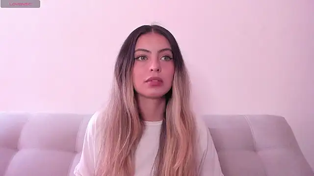 Snapshot of Fernanda_aaaa chatting on June 3, 4:44 pm Fernanda aaaa online show from June 3, 4:44 pm