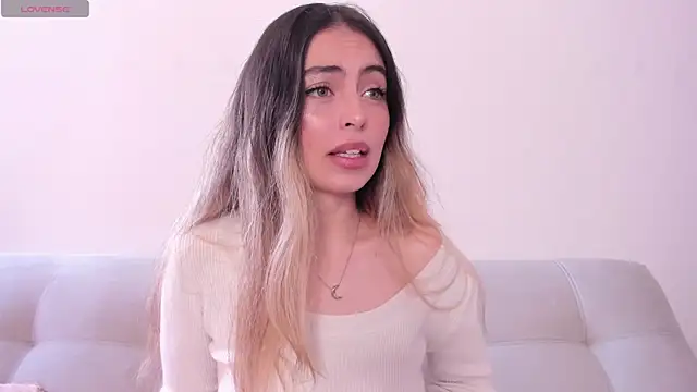 Snapshot of Fernanda_aaaa chatting on July 6, 3:47 pm Fernanda aaaa online show from July 6, 3:47 pm