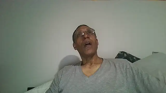 swimmer2496 online show from April 15, 2:50 am