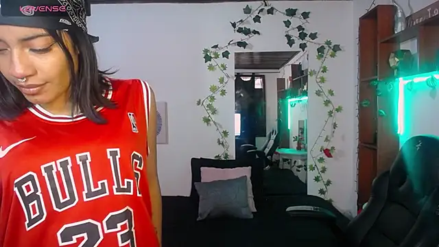 Snapshot of samantha_bj chatting on February 9, 2:37 pm samantha bj online show from February 9, 2:37 pm