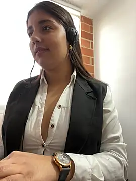 A-uroora online show from February 8, 11:41 am