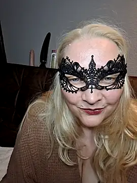 Snapshot of MaskedQueen77 chatting on May 21, 6:38 pm MaskedQueen77 online show from May 21, 6:38 pm