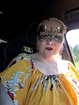 Snapshot of MaskedQueen77 chatting on May 25, 11:20 am MaskedQueen77 online show from May 25, 11:20 am