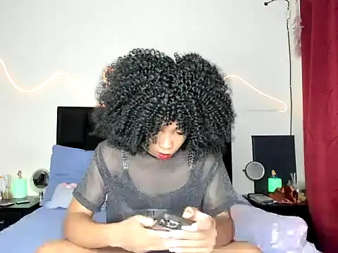 Snapshot of YourDreamReal chatting on February 5, 1:01 am YourDreamReal online show from February 5, 1:01 am