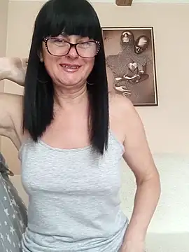 Snapshot of AliceSwan57 chatting on June 7, 5:23 am AliceSwan57 online show from June 7, 5:23 am