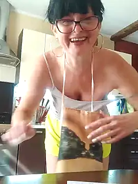 Snapshot of AliceSwan57 chatting on June 17, 6:24 am AliceSwan57 online show from June 17, 6:24 am