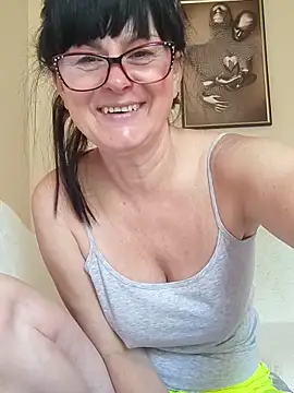 Snapshot of AliceSwan57 chatting on June 1, 8:03 am AliceSwan57 online show from June 1, 8:03 am