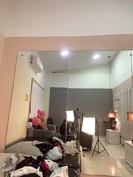 JuliaaVega online show from February 12, 12:05 pm