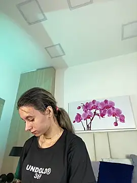JuliaColemann online show from May 28, 12:00 pm