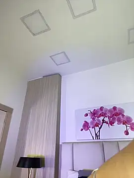 JuliaColemann online show from May 30, 12:00 pm