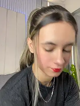 JuliaColemann online show from April 14, 11:59 am