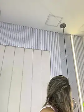 JuliaColemann online show from May 13, 12:01 pm