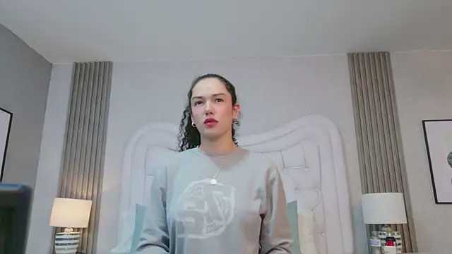 Snapshot of RoxanaAngel chatting on February 22, 12:35 am RoxanaAngel online show from February 22, 12:35 am