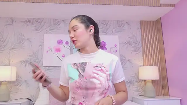 Snapshot of RoxanaAngel chatting on February 23, 5:02 pm RoxanaAngel online show from February 23, 5:02 pm