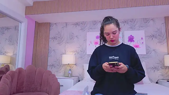 Snapshot of RoxanaAngel chatting on February 17, 2:25 pm RoxanaAngel online show from February 17, 2:25 pm