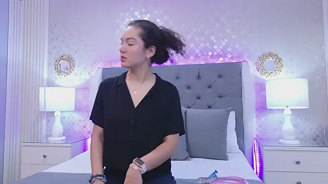 Snapshot of RoxanaAngel chatting on February 18, 5:53 pm RoxanaAngel online show from February 18, 5:53 pm