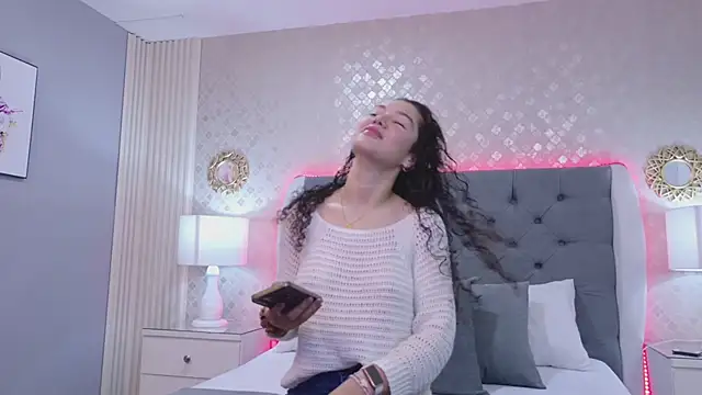 Snapshot of RoxanaAngel chatting on February 14, 1:55 pm RoxanaAngel online show from February 14, 1:55 pm