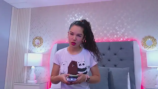 Snapshot of RoxanaAngel chatting on February 10, 1:43 pm RoxanaAngel online show from February 10, 1:43 pm