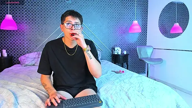 Snapshot of Evie_demn chatting on February 20, 6:26 am Evie demn online show from February 20, 6:26 am