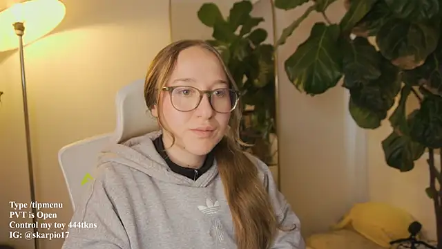 Scarlett NoirMuse online show from April 13, 9:30 pm