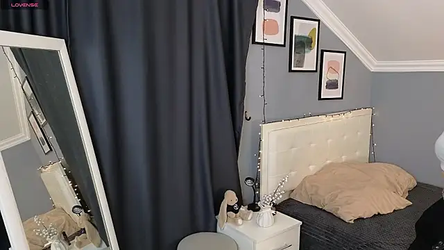 Naomi Demio online show from March 27, 12:17 pm