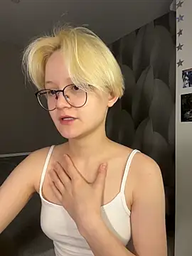 LuunaDorean online show from February 4, 10:05 pm