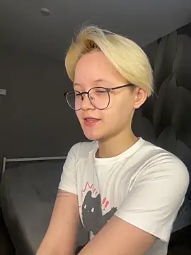 LuunaDorean online show from February 13, 6:24 am