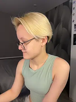 LuunaDorean online show from February 19, 6:32 am