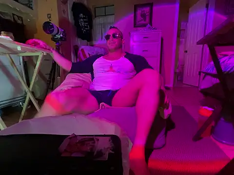 Snapshot of daddydonkey84 chatting on February 18, 4:54 am daddydonkey84 online show from February 18, 4:54 am