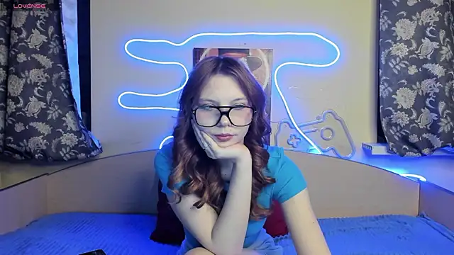 Snapshot of EmberVexen chatting on February 5, 1:23 am EmberVexen online show from February 5, 1:23 am