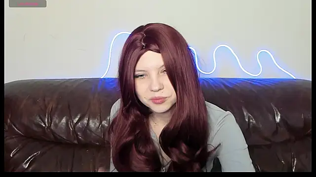 Snapshot of EmberVexen chatting on February 13, 5:40 am EmberVexen online show from February 13, 5:40 am