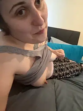 Snapshot of Tiara_XOX chatting on February 25, 11:21 am Tiara XOX online show from February 25, 11:21 am