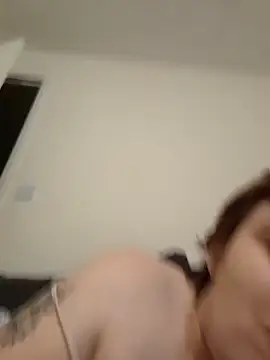 Snapshot of Tiara_XOX chatting on February 11, 4:01 am Tiara XOX online show from February 11, 4:01 am