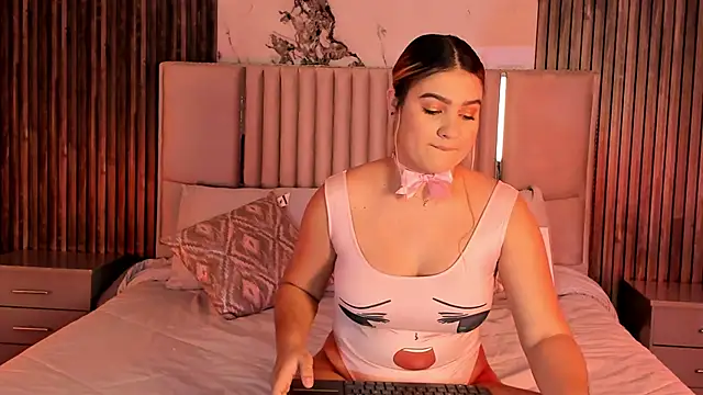 Snapshot of Liiahfontaine chatting on February 2, 11:42 am Liiahfontaine online show from February 2, 11:42 am