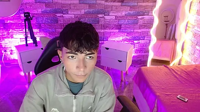 Snapshot of osamu_tay chatting on February 27, 11:43 am osamu tay online show from February 27, 11:43 am