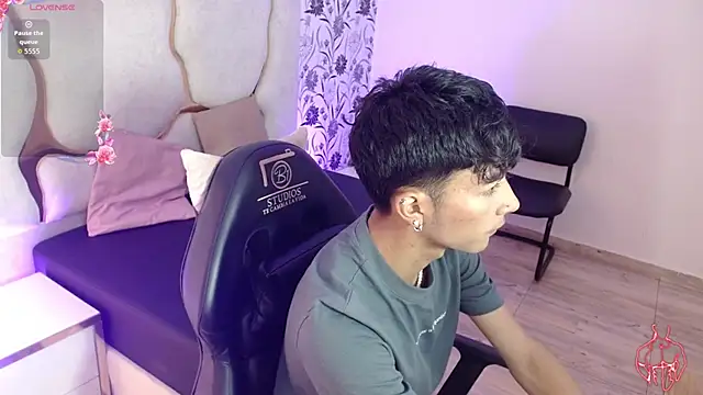 Snapshot of osamu_tay chatting on February 8, 11:52 am osamu tay online show from February 8, 11:52 am