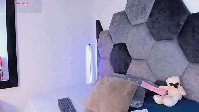 Snapshot of DulceJones chatting on February 20, 10:01 pm DulceJones online show from February 20, 10:01 pm