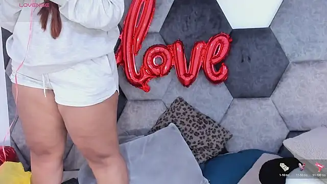 Snapshot of DulceJones chatting on February 12, 8:19 pm DulceJones online show from February 12, 8:19 pm