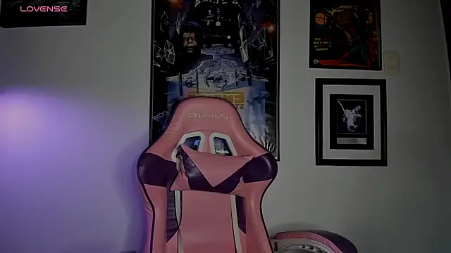 luckylaura online show from February 18, 1:36 am