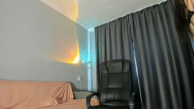 emy lovee online show from April 13, 4:27 am