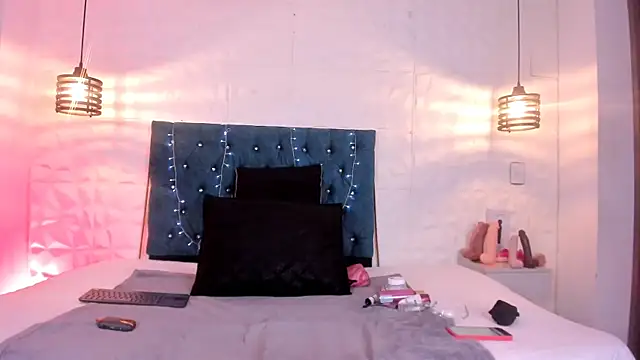 Snapshot of samantha_foxyy chatting on July 4, 11:05 am samantha foxyy online show from July 4, 11:05 am
