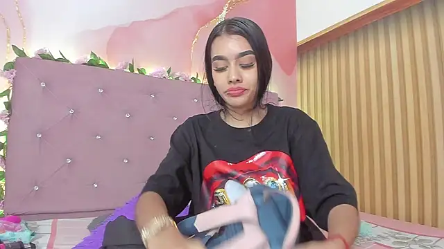 Melanie  Evans online show from April 13, 11:14 am