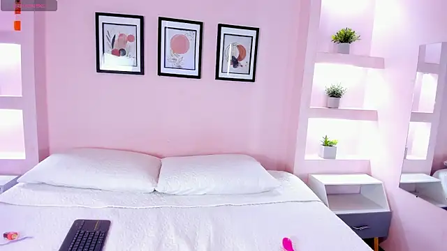 Snapshot of Sophia_Salem chatting on February 7, 12:13 pm Sophia Salem online show from February 7, 12:13 pm