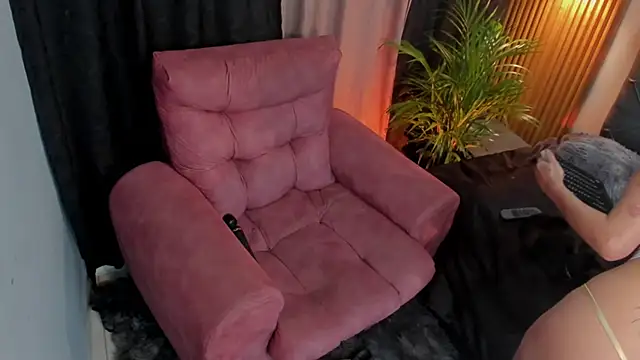 Snapshot of luna_sunflower__ chatting on February 2, 6:18 pm luna sunflower online show from February 2, 6:18 pm